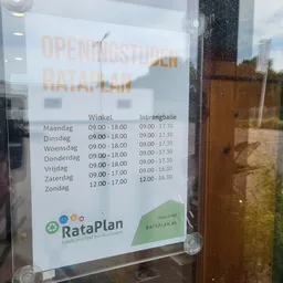 Openingstijdensticker op winkelruit met winkel- en inbrengbalieuren voor weekdagen en weekendtijden