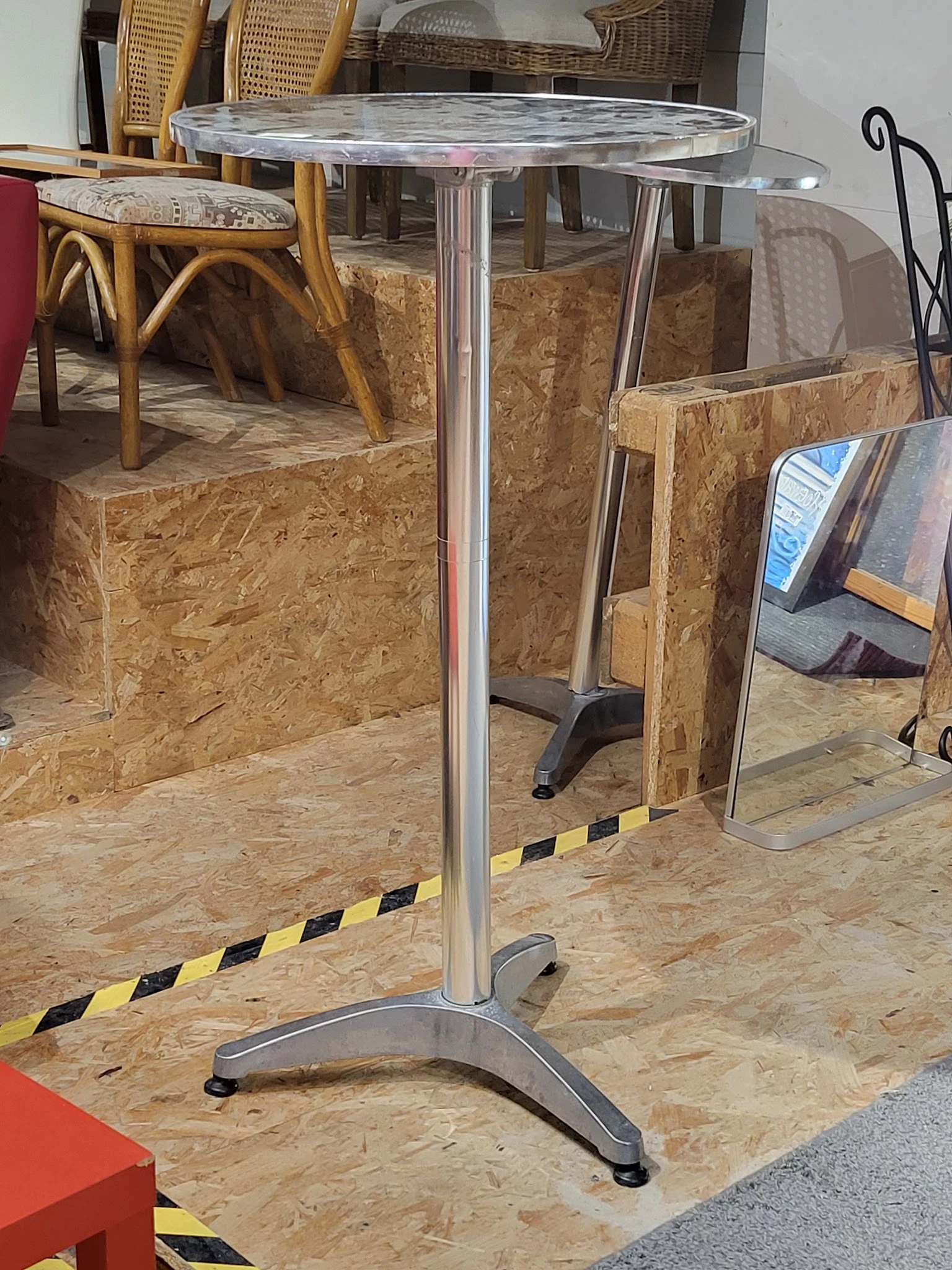 Winkelinterieur met kurk/OSB-achtige wanden en geel-zwart waarschuwingstape op de vloer