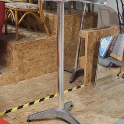 Winkelinterieur met kurk/OSB-achtige wanden en geel-zwart waarschuwingstape op de vloer