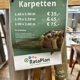 Prijsbord met afmetingen en prijzen van tapijten, logo RataPlan