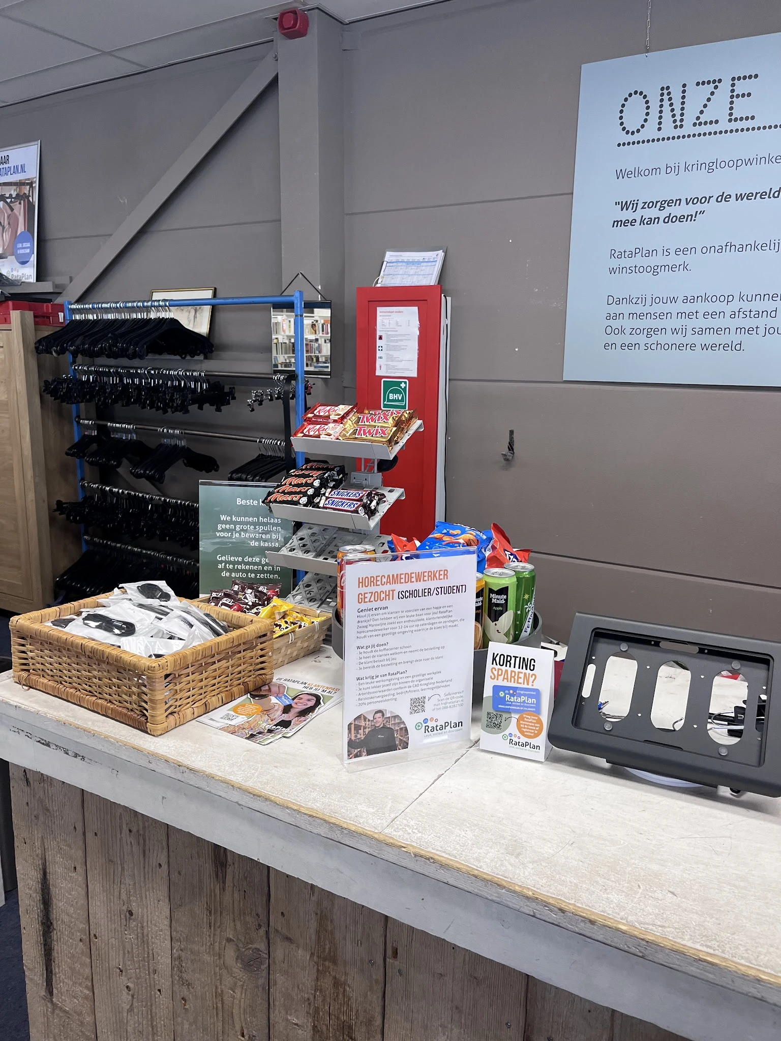 Tafel met tweedehands spullen: manden, dvd's, VHS-tapes, boeken en accessoires