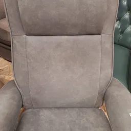 Grijze gestoffeerde fauteuil met armleuningen en houten poten, close-up van zitting en rugleuning