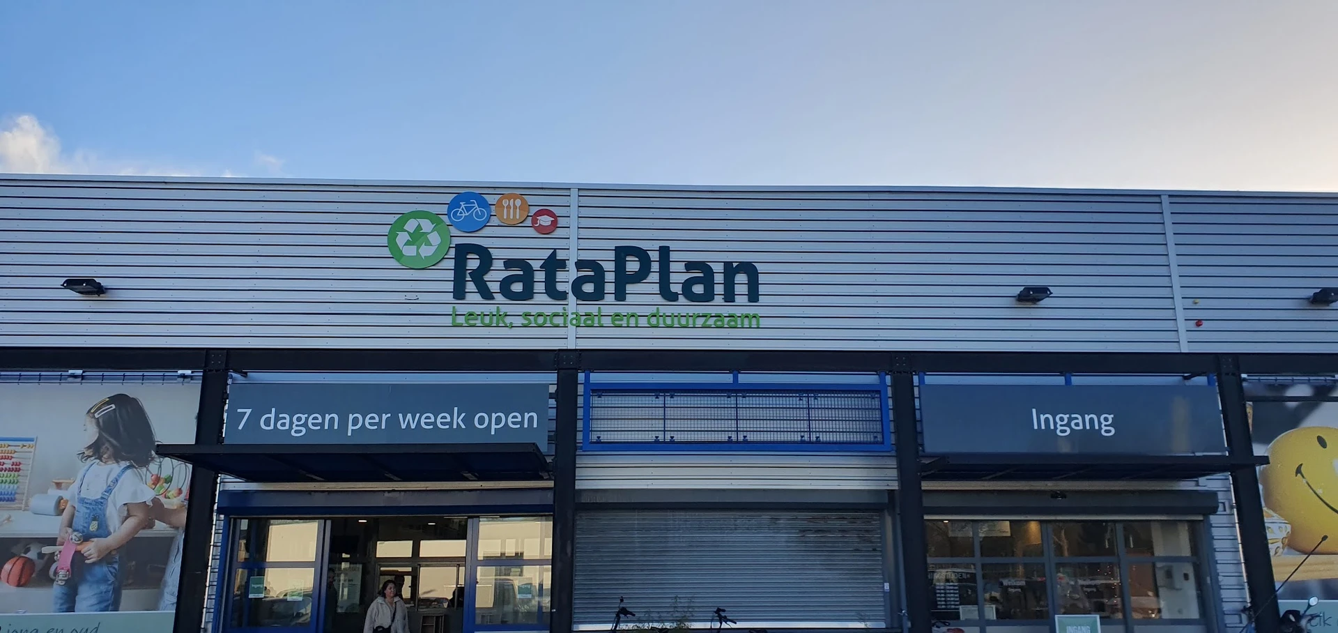 Gevel van kringloopwinkel RataPlan met logo, winkelnaam en openingstijden zichtbaar