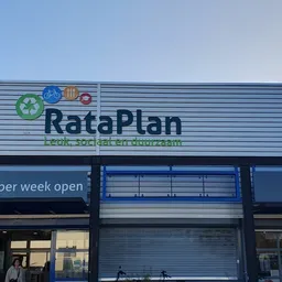 Gevel van kringloopwinkel RataPlan met logo, winkelnaam en openingstijden zichtbaar