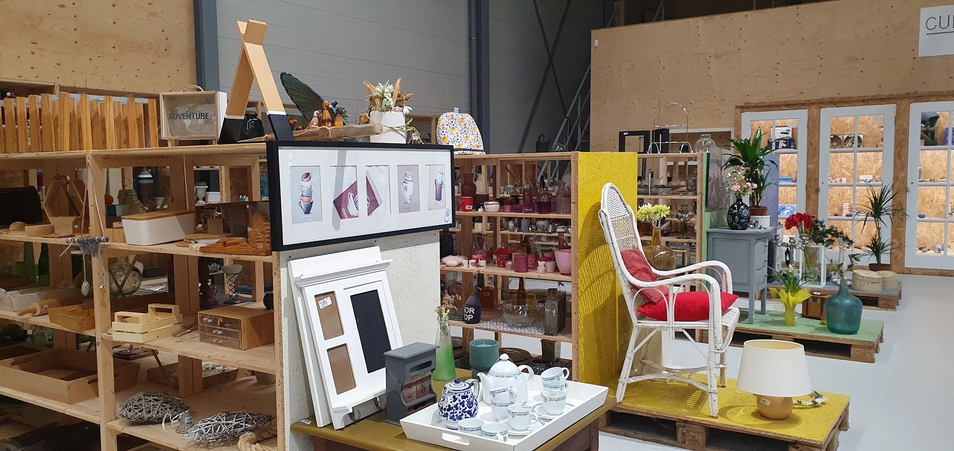 Winkelvloer met diverse meubels, kasten, decoratieartikelen en huishoudspullen uitgestald