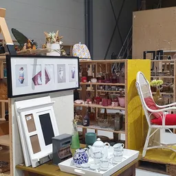 Winkelvloer met diverse meubels, kasten, decoratieartikelen en huishoudspullen uitgestald