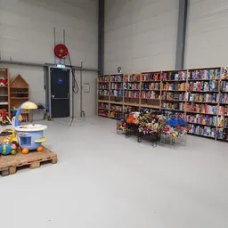 Ruim winkelbinnenland met speelgoed links, boekenrekken rechts en decoratie in het midden