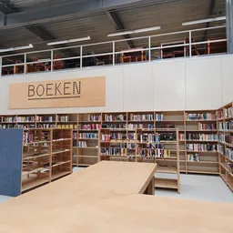 Boekengedeelte met houten stellingen vol boeken en een groot BOEKEN-bord aan de muur