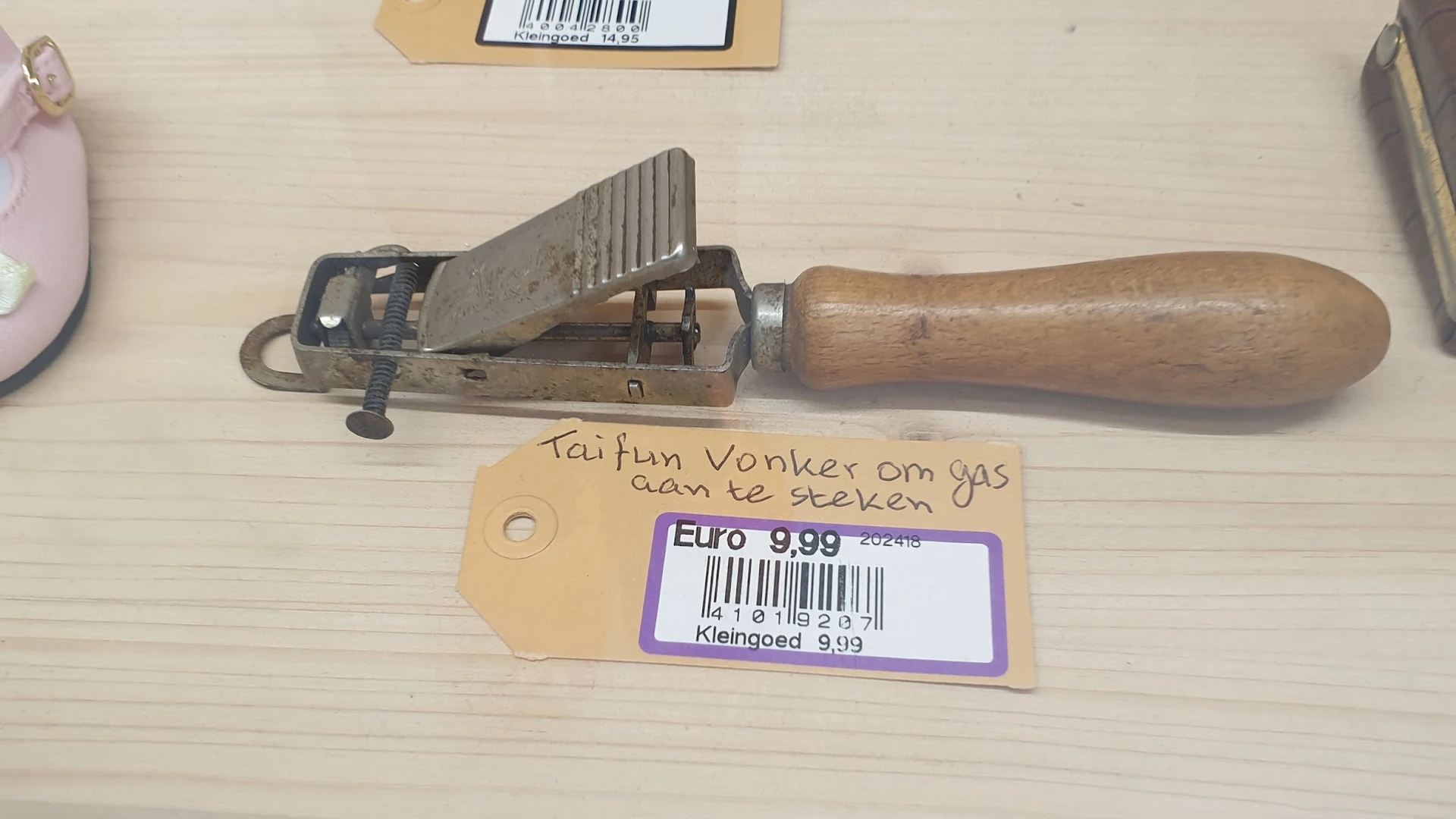 Antieke bajonet met houten grip en prijskaartje van 9,99 euro