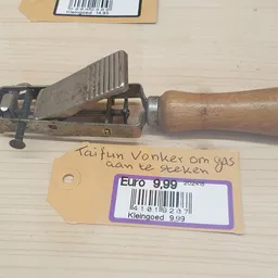 Antieke bajonet met houten grip en prijskaartje van 9,99 euro