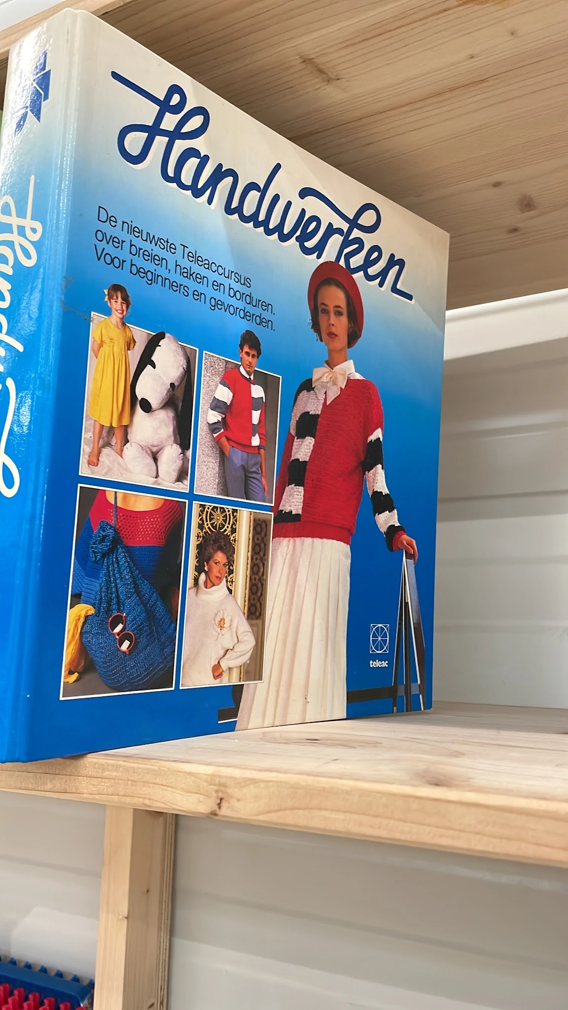 Vintage modepop gekleed in rode en witte trui met witte rok, met voorbeelden van vintage kleding op blauwe achtergrond
