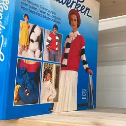 Vintage modepop gekleed in rode en witte trui met witte rok, met voorbeelden van vintage kleding op blauwe achtergrond