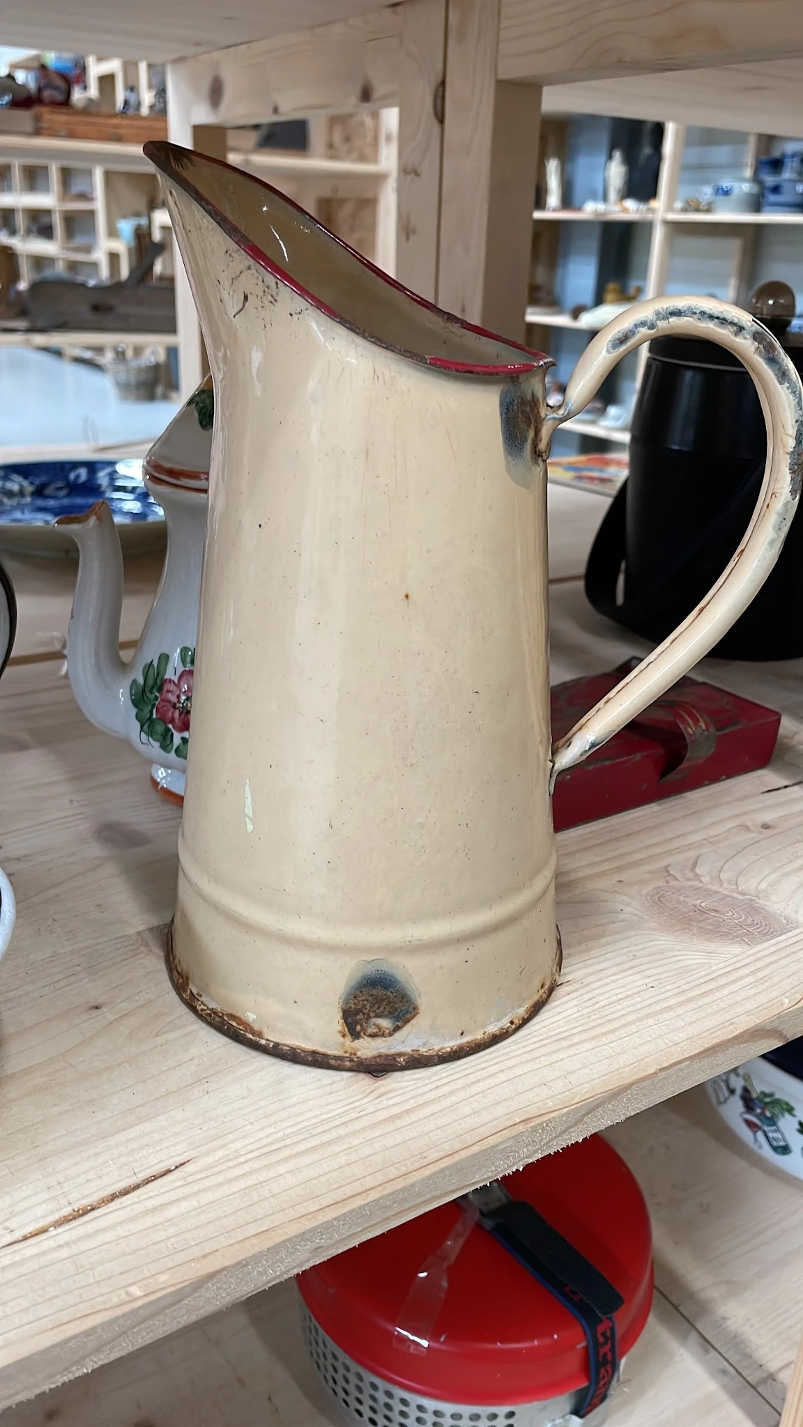Vintage crèmekleurige emaille kan of waterkan met decoratief bloempatroon
