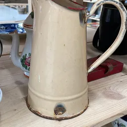 Vintage crèmekleurige emaille kan of waterkan met decoratief bloempatroon