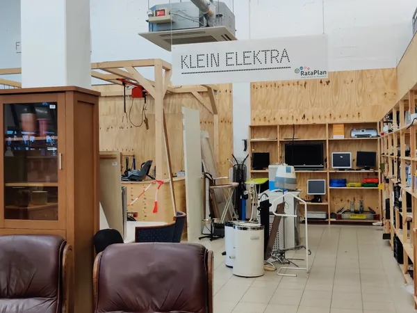 Werkplaats en magazijn met houten stellingen, gereedschap en elektronische onderdelen