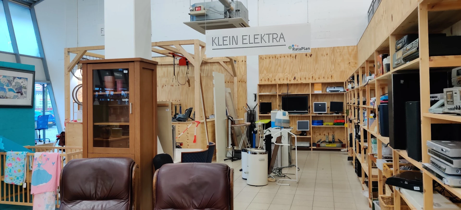 Kringloopwinkel RataPlan Maassluis in Maassluis met tweedehands boeken, huishoudelijke apparaten en kasten