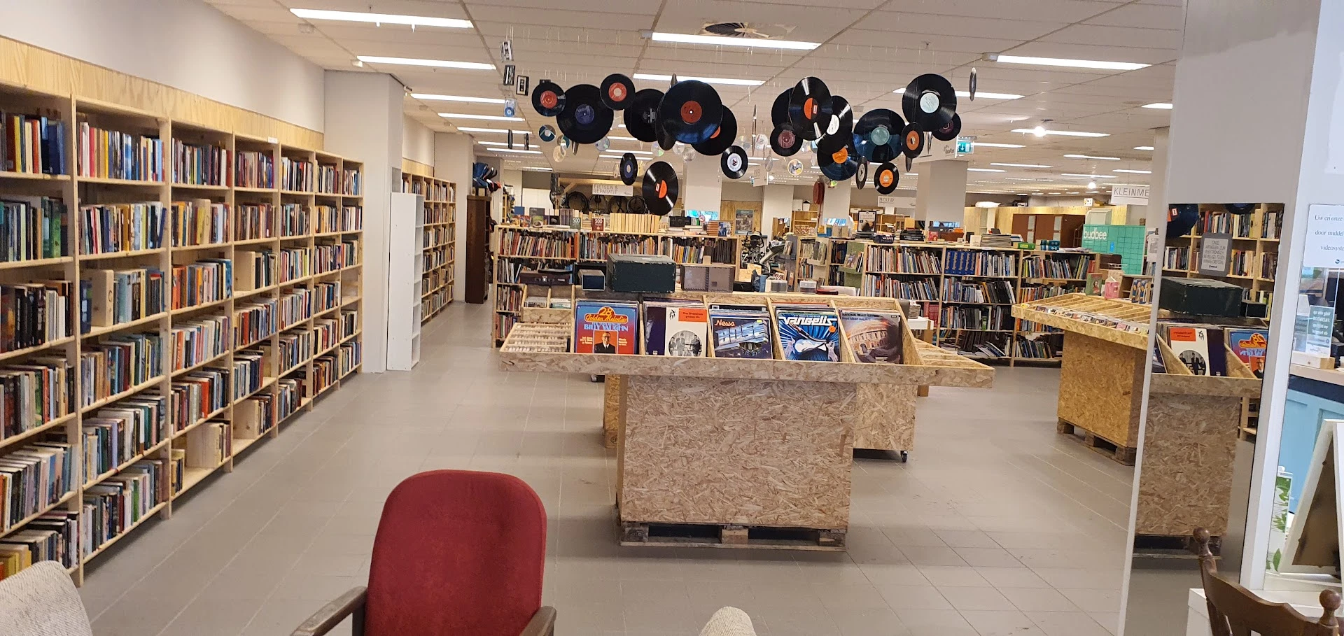 Kringloopwinkel RataPlan in Monster met tweedehands bedden, boeken en gereedschappen