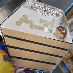 Houten decoratief paneel met uitgestanste hexagonale patronen, verpakt in plastic