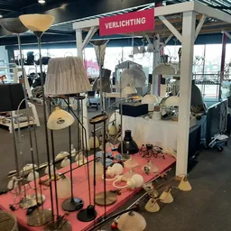 Uitstallingsrek met diverse vloer- en tafellamp modellen in verschillende stijlen en kleuren
