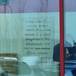 Raam met gedrukte tekst in verschillende talen en lettertypen