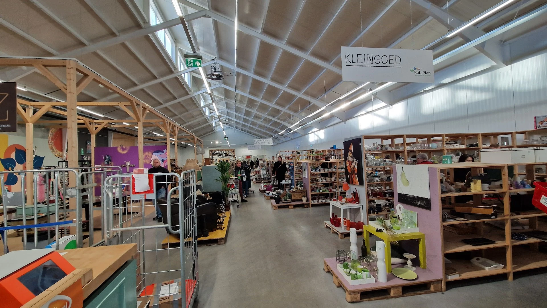 Kringloopwinkel RataPlan Outlet in Alkmaar met tweedehands boeken, gereedschappen en huis- en inrichting