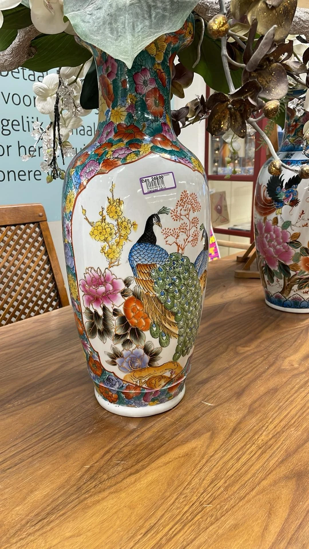 Decoratieve porseleinen vaas met handgeschilderde pauw en bloemmotief