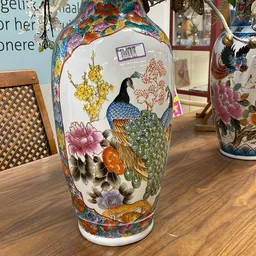 Decoratieve porseleinen vaas met handgeschilderde pauw en bloemmotief