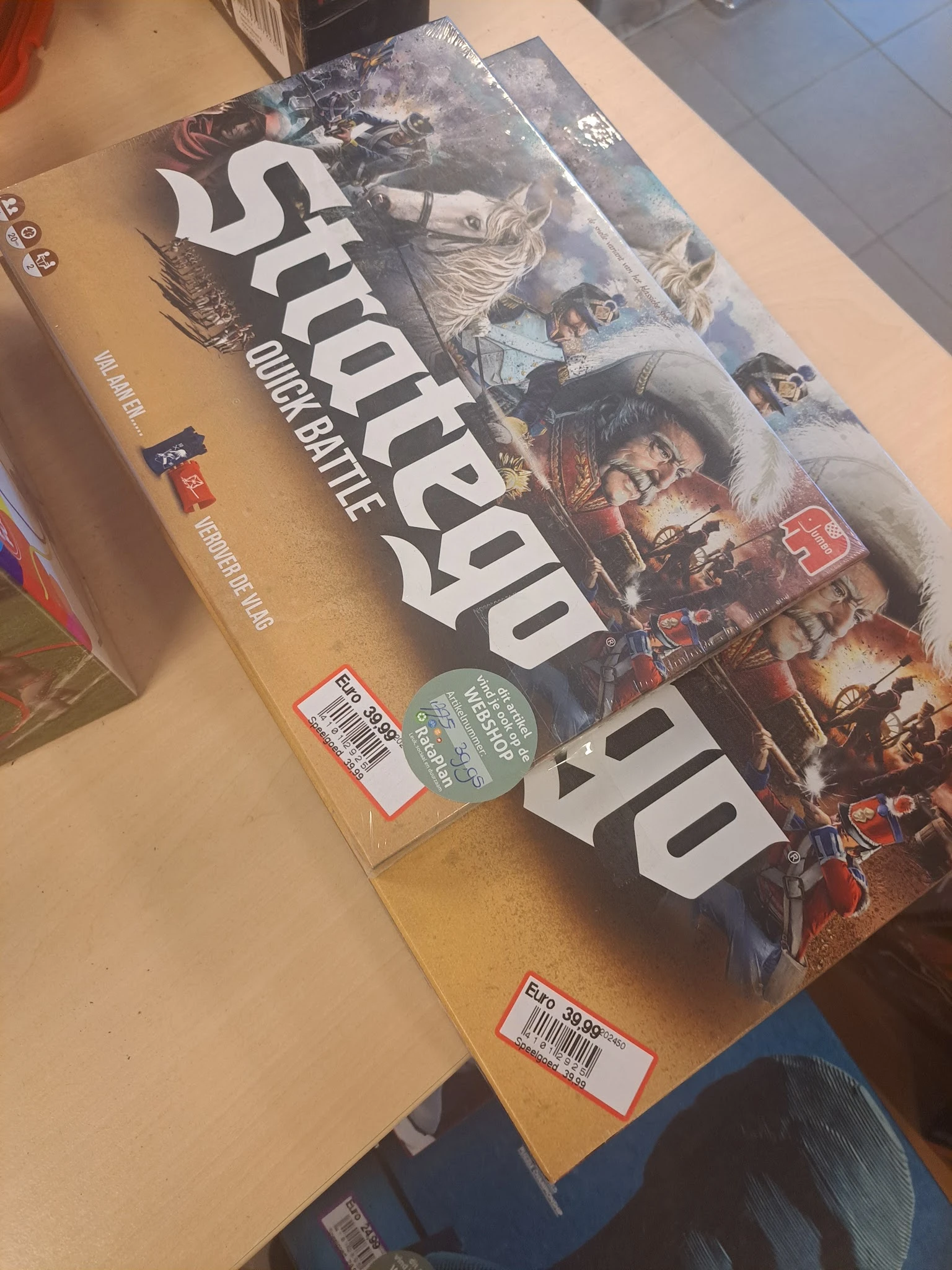 Call of Duty: Modern Warfare videogame doosje met prijssticker op een gele achtergrond