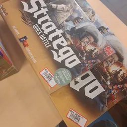 Call of Duty: Modern Warfare videogame doosje met prijssticker op een gele achtergrond