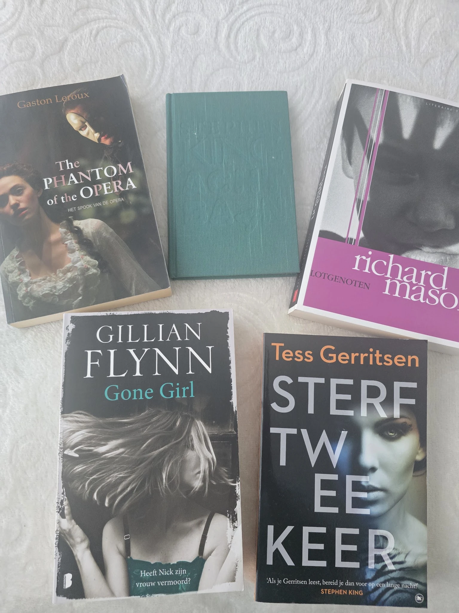 Uitgestalde tweedehands boeken waaronder 'Gone Girl' van Gillian Flynn en 'The Phantom of the Opera'