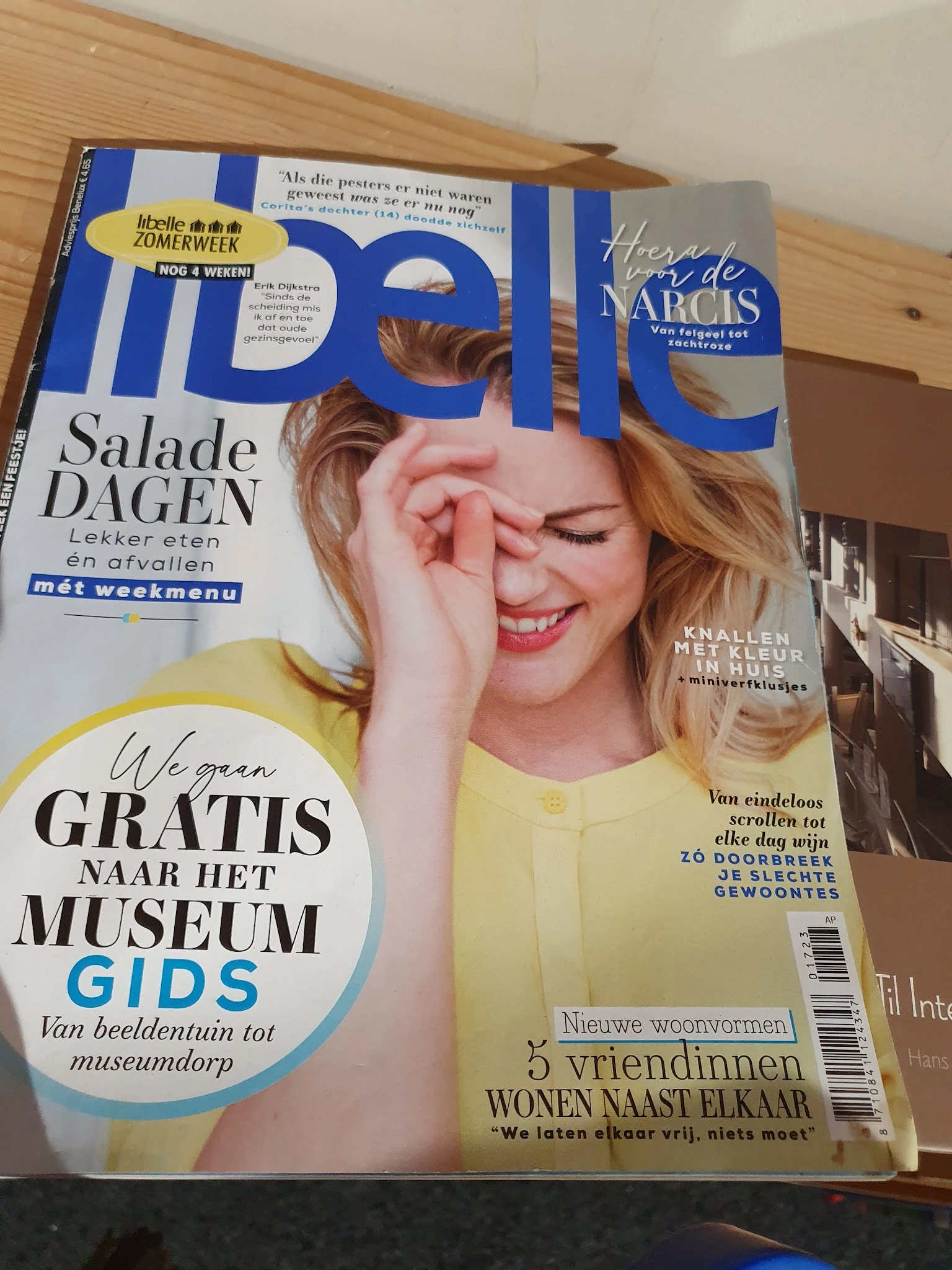 Coverafbeelding van het tijdschrift LIBELLE met een vrouw in geel shirt