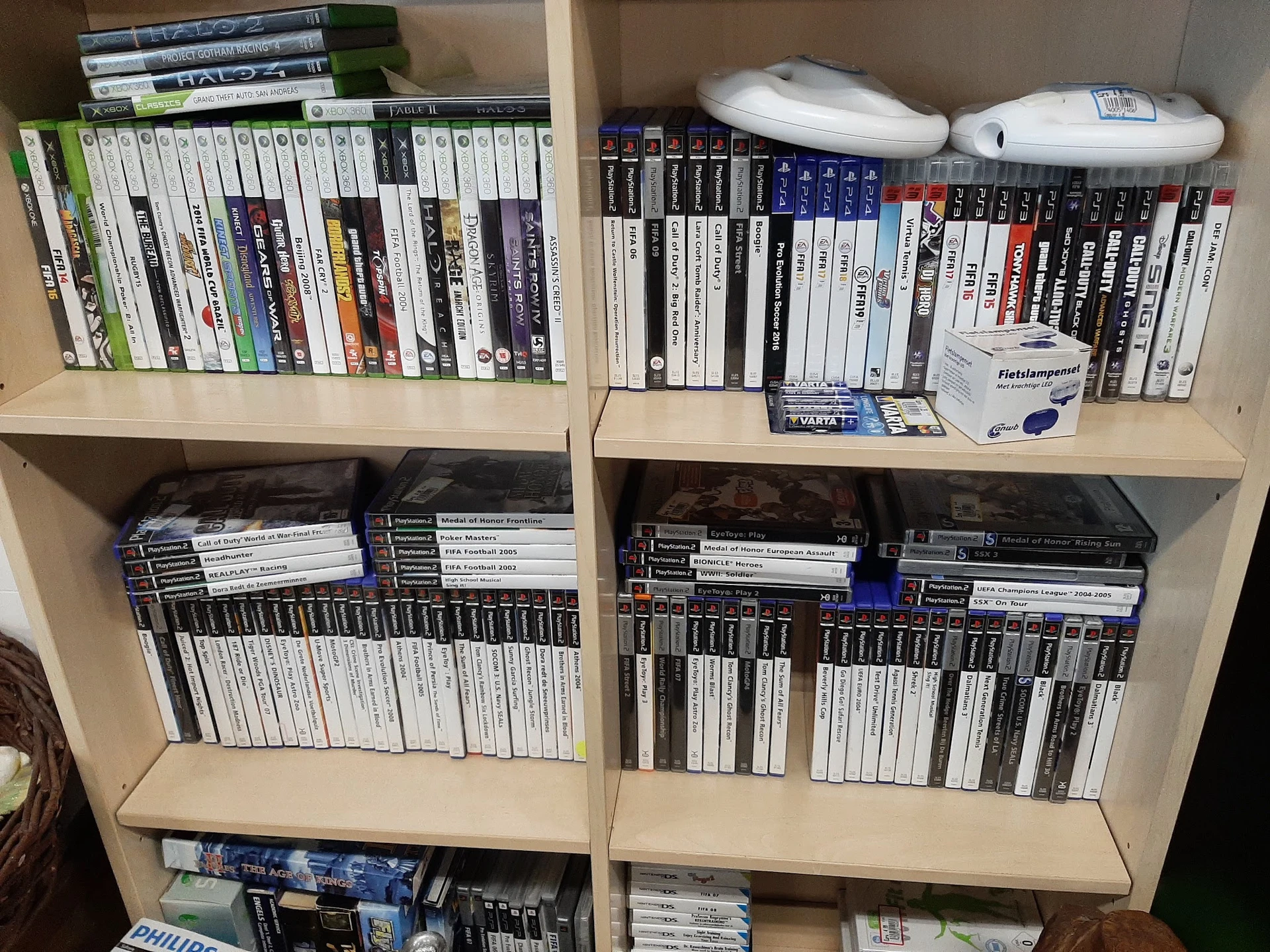 Kastplanken vol met verzamelde dvd's en blu-rays, netjes op rijen gesorteerd