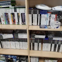 Kastplanken vol met verzamelde dvd's en blu-rays, netjes op rijen gesorteerd