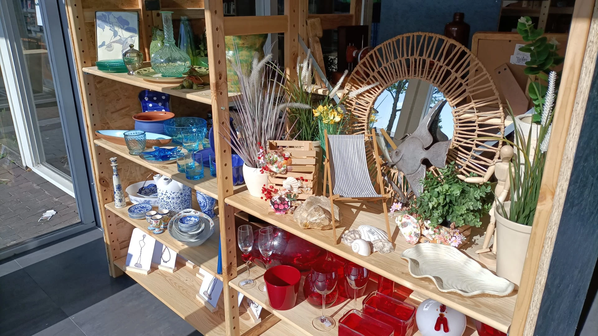 Kringloopwinkel RataPlan Spaarndamseweg in Haarlem met tweedehands meubels en kleding