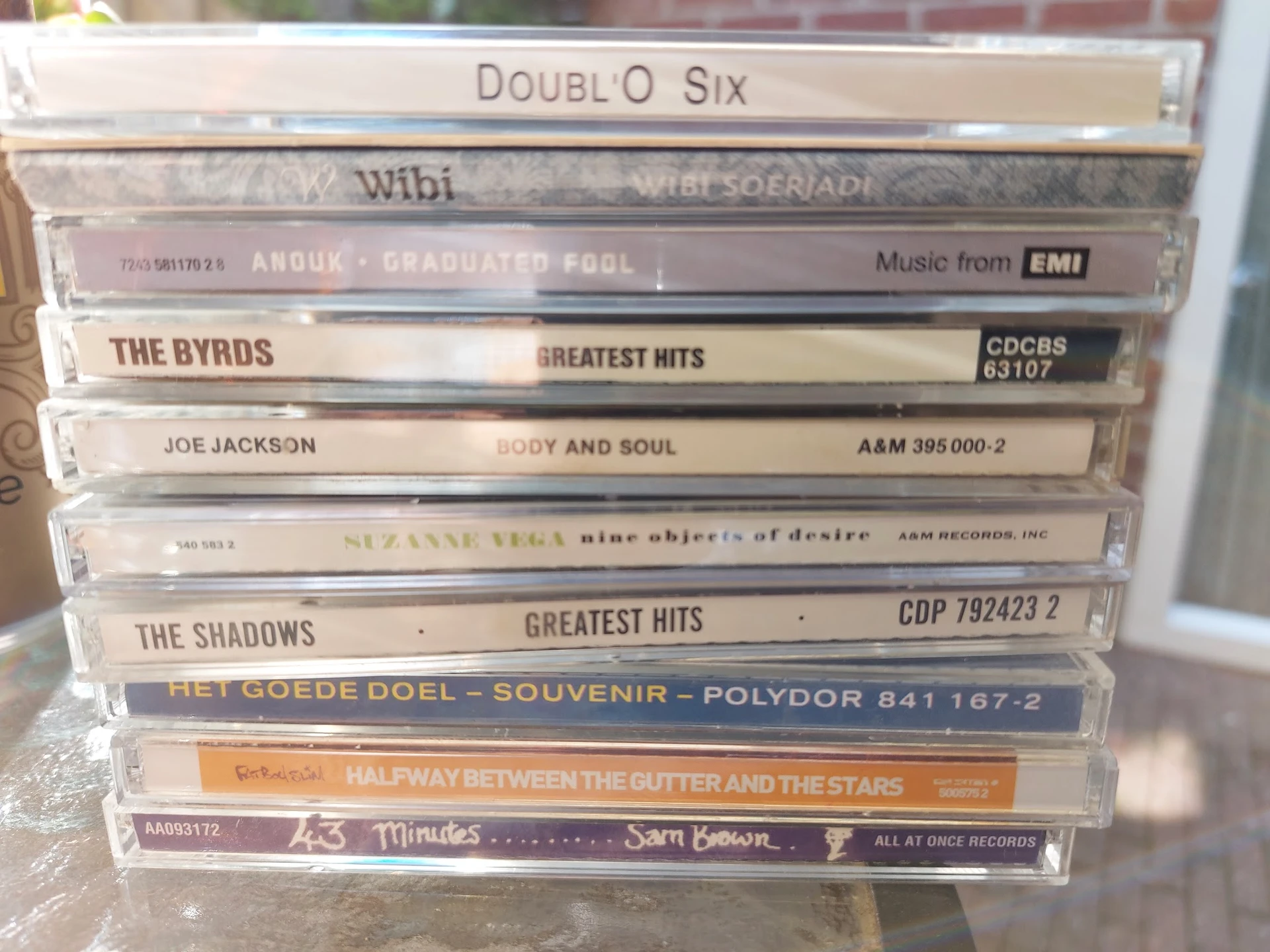 Stapel cd's met albums van onder andere The Byrds, Joe Jackson en The Shadows
