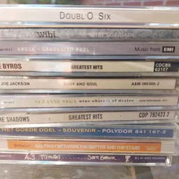 Stapel cd's met albums van onder andere The Byrds, Joe Jackson en The Shadows