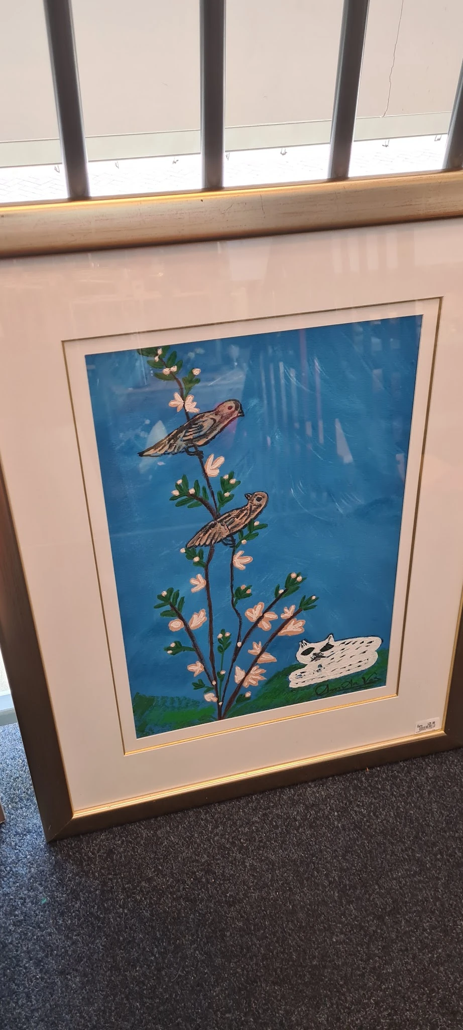 Kunstwerk met twee bruine vogels en bloemen op blauwe achtergrond