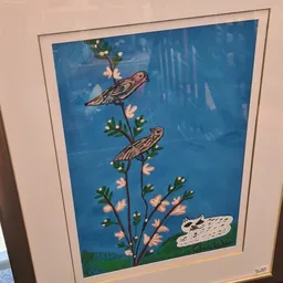 Kunstwerk met twee bruine vogels en bloemen op blauwe achtergrond