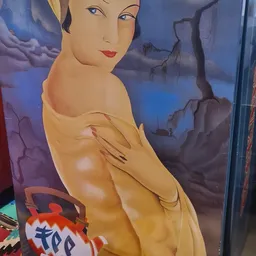 Close-up van een geel kunstwerk of decoratief object met figuurlijke afbeelding