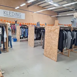 Winkelvloer van kledingafdeling met kledingrekken, mannequin en oranje markeringen aan plafond