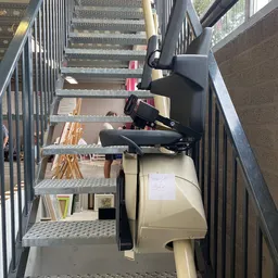 Stellingen met diverse spullen in een kringloopwinkel, onder andere houten materialen en huishoudartikelen