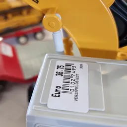 Prijssticker op artikel met code en bedrag €36,15