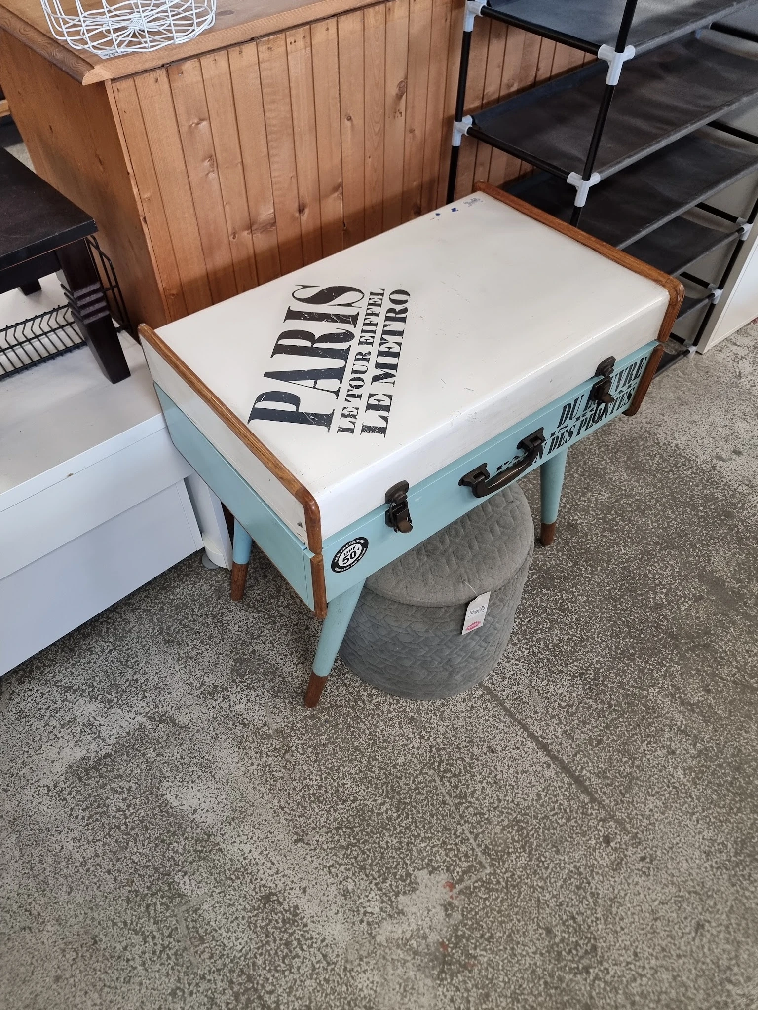 Tweedehands houten koffertje met blauw onderstel en witte bovenkant met 'PARIS' tekst.