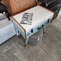 Tweedehands houten koffertje met blauw onderstel en witte bovenkant met 'PARIS' tekst.