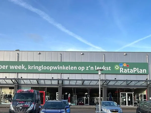 Gevel van kringloopwinkel RataPlan in Zaandam met groene luifel en winkelnaam duidelijk zichtbaar