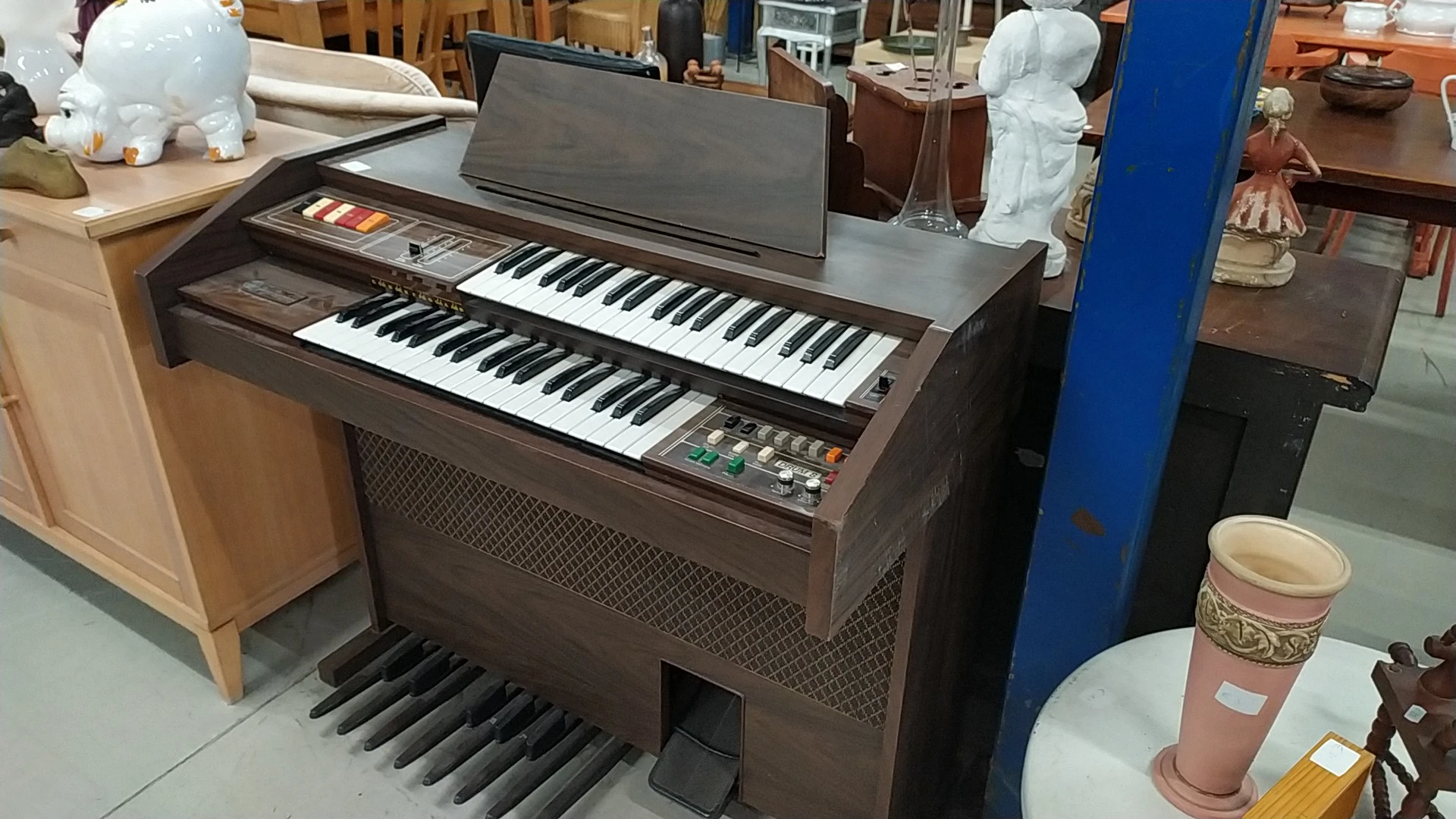 Vintage elektronisch orgel met twee manualen en pedaalbord in bruine houten behuizing