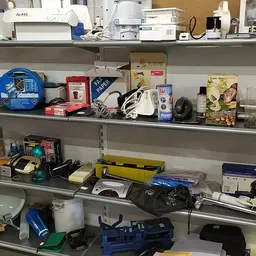 Stellingen met diverse tweedehands elektronica, apparaten en huishoudelijke artikelen