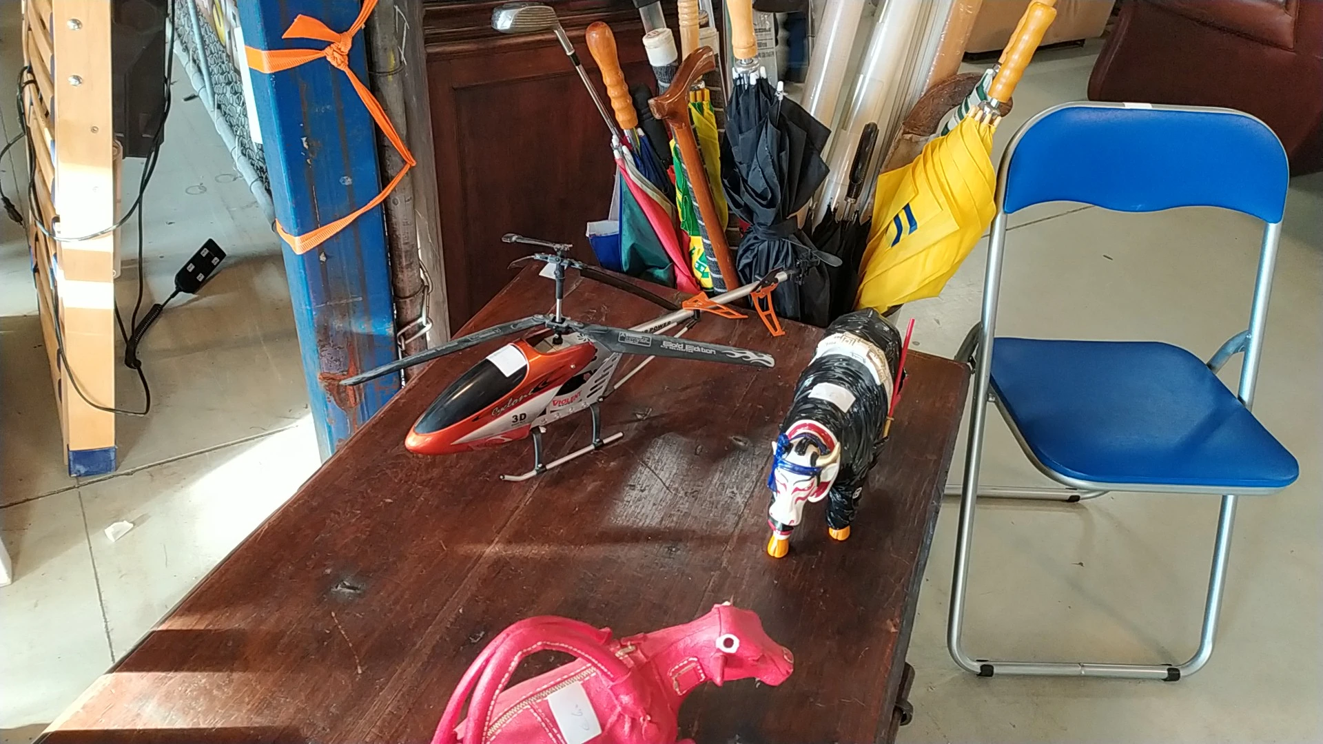 Tweedehands speelgoedhelikopters en vliegtuigmodellen op een houten tafel in de winkel