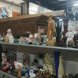 Twee stellingkasten met diverse decoratieve artikelen, beelden, vazen en verzamelobjecten.