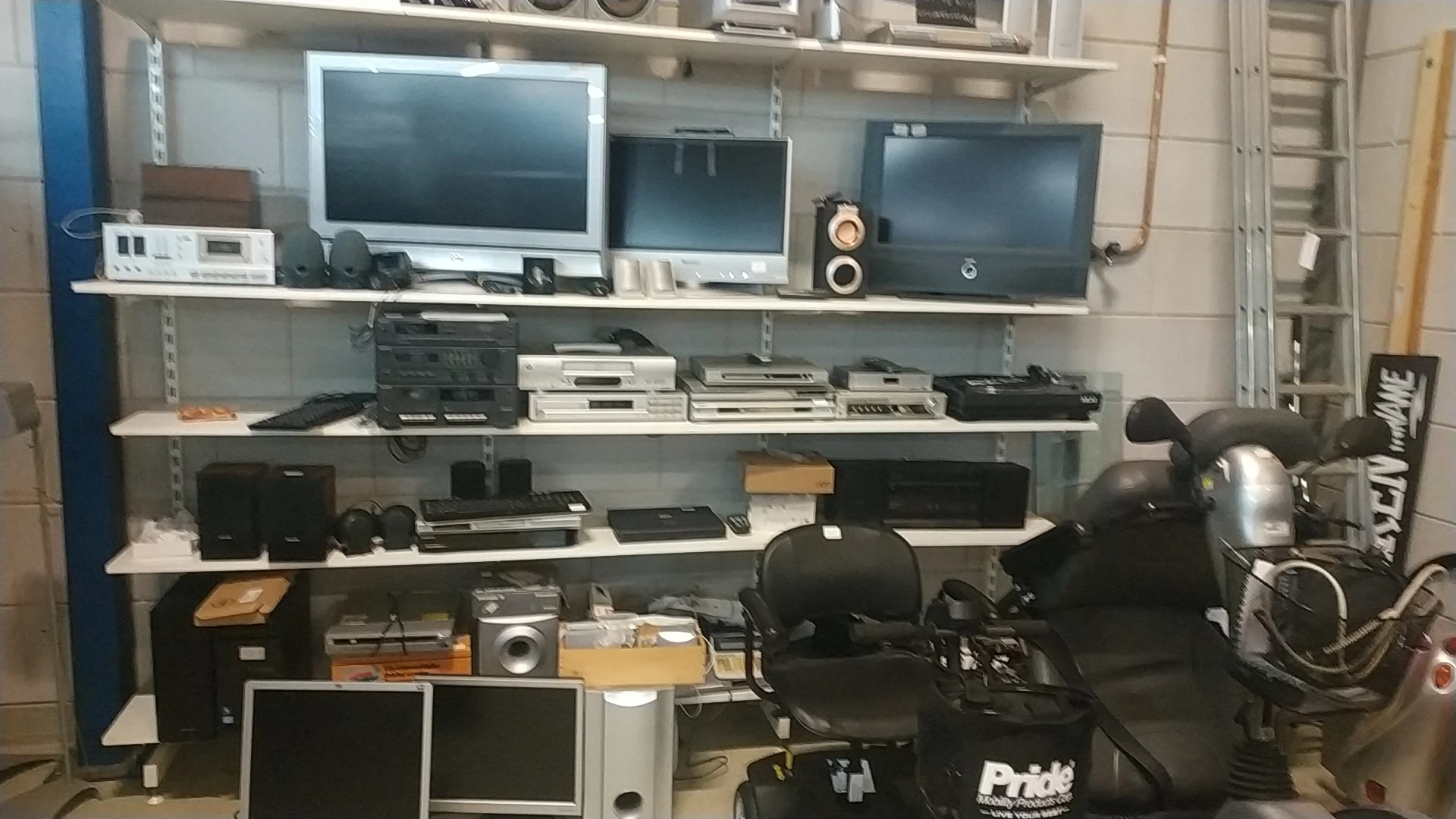 Stellingen met tweedehands elektronica zoals monitors, printers en andere apparaten